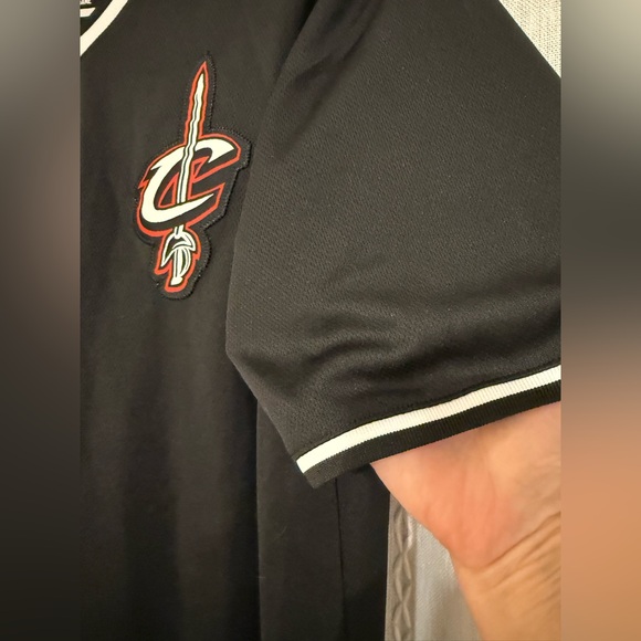 Ultra Game NBA Cleveland Cavaliers men's V-neck mesh short sleeve tee. Sz. L - Picture 3 of 6